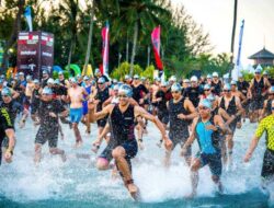 Pantai Senggigi Lokasi Berenang Peserta Ironman Triathlon
