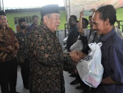 Pemda KLU Serahkan 150 Paket Sembako untuk Nelayan