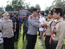 Kapolda NTB dan Wagub NTB melakukan cek personel dalam apel penanggulangan bencana 