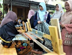 Bunda Niken mengunjungi tempat Pendidikan Kecakapan Wirausaha (PKW) tenun di Desa Batujai