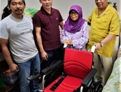 Bantuan Kursi Roda Elektrik Warna Merah untuk Prof Chairussyuhur 