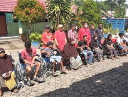 Rachmat Hidayat Bantu Penderita Disabilitas di Lingkungan Gomong Mataram