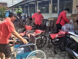 H Rachmat Hidayat menyaksikan penyiapan kursi roda yang akan dibagikan untuk penderita disabilitas