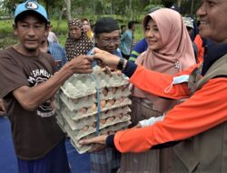 Bunda Niken saat menyerahkan bantuan pada masyarakat Senteluk yang terdampak cuaca ekstrem