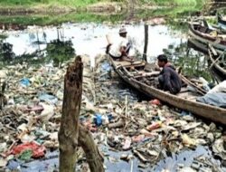 Dengan melakukan pilah sampah dari rumah, lingkungan pun tak tercemar