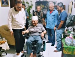Rachmat Hidayat mengawali Ramadhan dengan aksi kemanusiaan, membantu pensiunan kursi roda elektrik