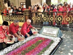 Ziarah ke Makam Pendiri NU dan Gus Dur di Jombang