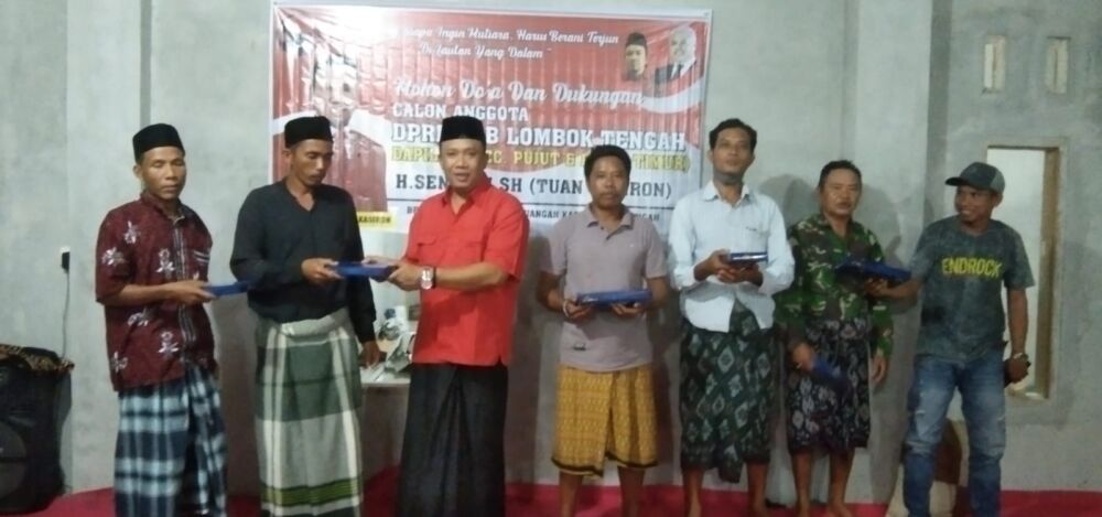 Politisi PDI Perjuangan Lombok Tengah H Senirah, berbagi jelang Idhul Fitri, untuk warrga di Dusun Batu Rintang, Desa Jeropuri, Kecamatan Praya Timur, Selasa (18/04/23) / Foto: Me