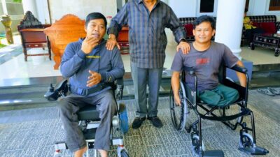 Rachmat Hidayat menyerahkan dukungan kursi roda kepada musisi Sasak John “Kursi Roda” dan kaum penyandang difabel di Pulau Lombok, Minggu (09/04/23) / Foto: Me