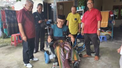 Kursi Roda Elektrik untuk Pensiunan PNS Difabel di Lotim 