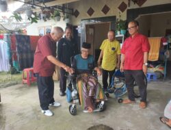 Rachmat Hidayat serahkan bantuan kursi roda elektrik ke Budi Cahyono