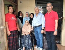 Aksi kemanusiaan dilakukan Rachmat Hidayat dengan membagi kursi roda adaptif di Lombok Tengah