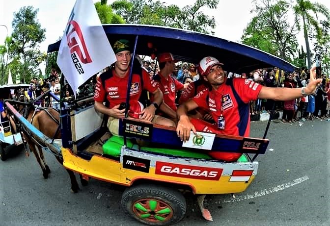 Para pembalap MXGP Samota itu diarak dari Kantor Bupati Sumbawa, mulai jalan Yos Sudarso, Jalan Setia Budi, Jalan Dr. Cipto, Jalan Sudirman dan berakhir di Istana Dalam Loka.menuju  Istana Dalam Loka, Jum'at (23/06/23) / Foto: IST