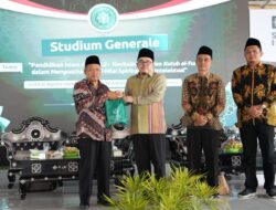 Rektor IAIH NW menyerahkan bingkisan saat acara studium generale