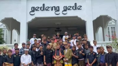 Silaturahmi Penglingsir Puri Agung Blah Batuh Gianyar ke Gedeng Gede Singasari Puyung, Loteng
