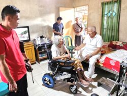 Rachmat Hidayat Berbagi Kebahagiaan bersama Lansia, Bantu Kursi Roda Elektrik 