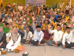 Pj Gubernur didampingi Bunda Lale usai menutup Pesona Khazanah Ramadhan, dilanjutkan dengan pemberian bantuan kaum duafa