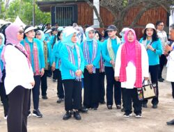 Ibu Negara Iriana Joko Widodo dalam acara pelepasan 300 anak penyu (tukik)