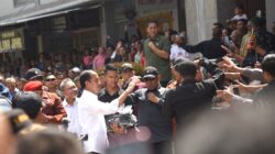 Jokowi di Pasar tradisional Seketeng Sumbawa menyamopaikan bantuan untuk pedagang kecil