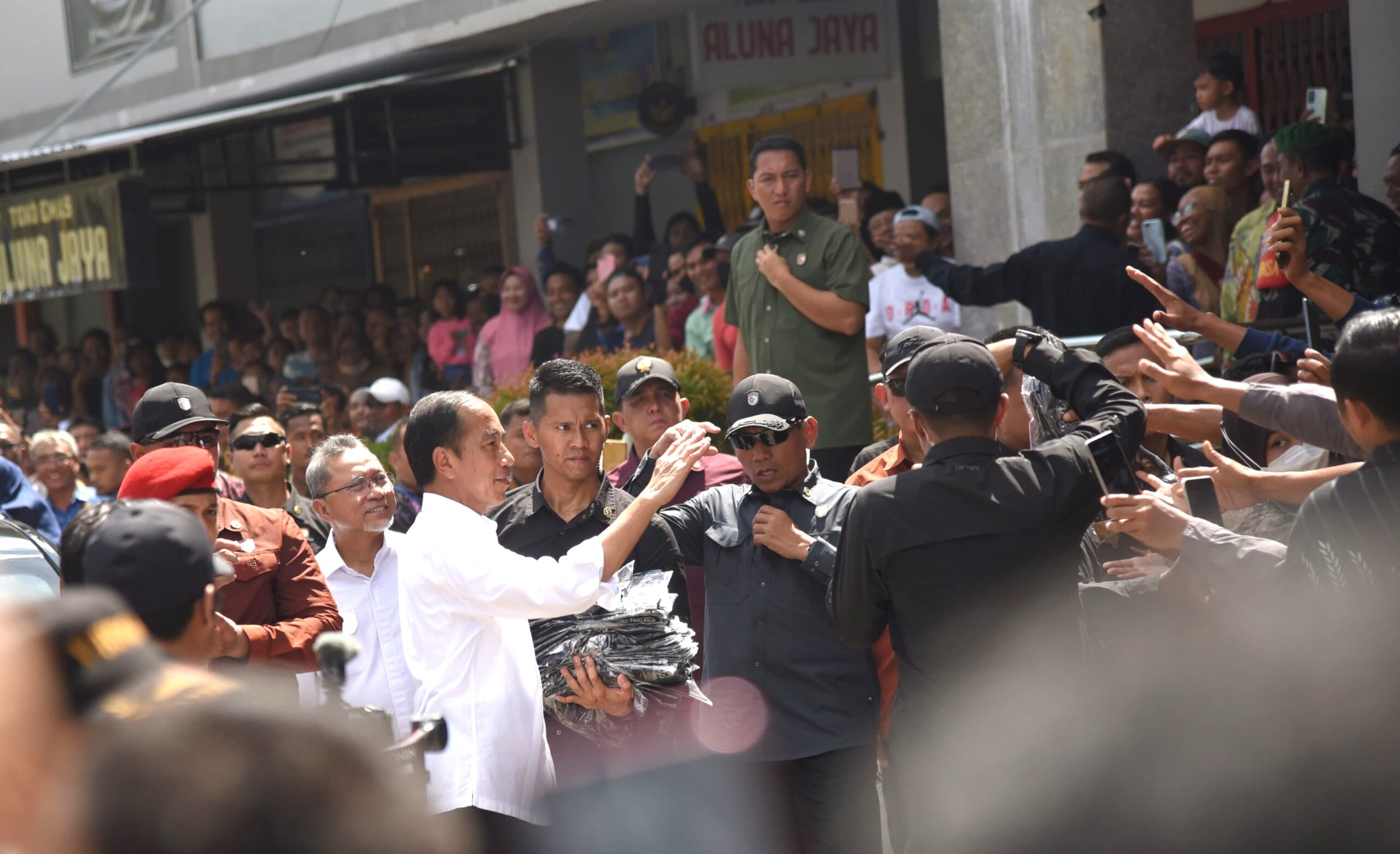 Jokowi di Pasar tradisional Seketeng Sumbawa menyamopaikan bantuan untuk pedagang kecil