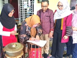 Bunda Lale menandatangani penyerahan gamelan bagi warga Lombok di Malaysia
