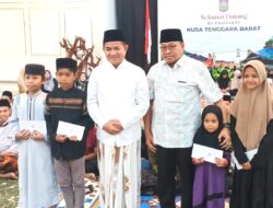 Pj Gubernur dan Sekda NTB saat memberikan santunan untuk anak yatim