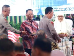 Sri Lestari (jilbab putih) putri dari Kapten Mukari, anggota Tokubetsu Keisatsutai, saat menerima tumpeng dari Kapolri pada acara syukuran sejarah Hari Juang Polri / Foto : nik