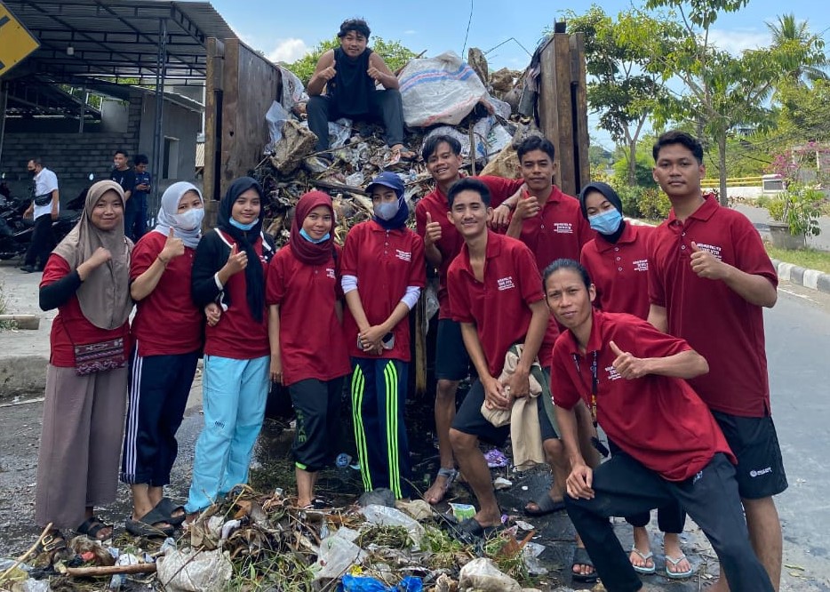 KKN Mahasiswa UNU NTB mengajak masyarakat bersih-bersih sungai di Lotim