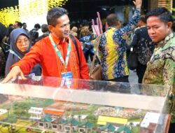 Pj. Gubernur Hassanudin mengunjungi Booth DLHK di Festival LIKE, mendengar penjelasan Kepala Dinas Lingkungan Hidup dan Kehutanan Provinsi NTB Julmansyah