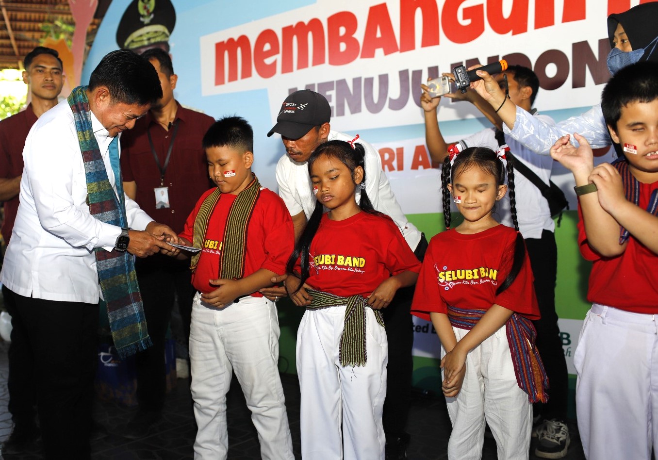 Pj Gubernur NTB berfoto bersama anak-anak saat perayaam Hari Anak Nasional