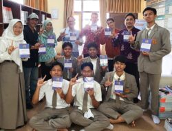 Para pelajar mengapresiasi karya puisi yang ditulis alumni SMA 1 Matara,