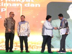 Kadis LHK NTB Menerima Penghargaan ADI NITI 