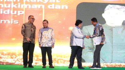 Kadis LHK NTB mendapatkan penghargaan ADI NITI untuk Kategori Mitra Kerja