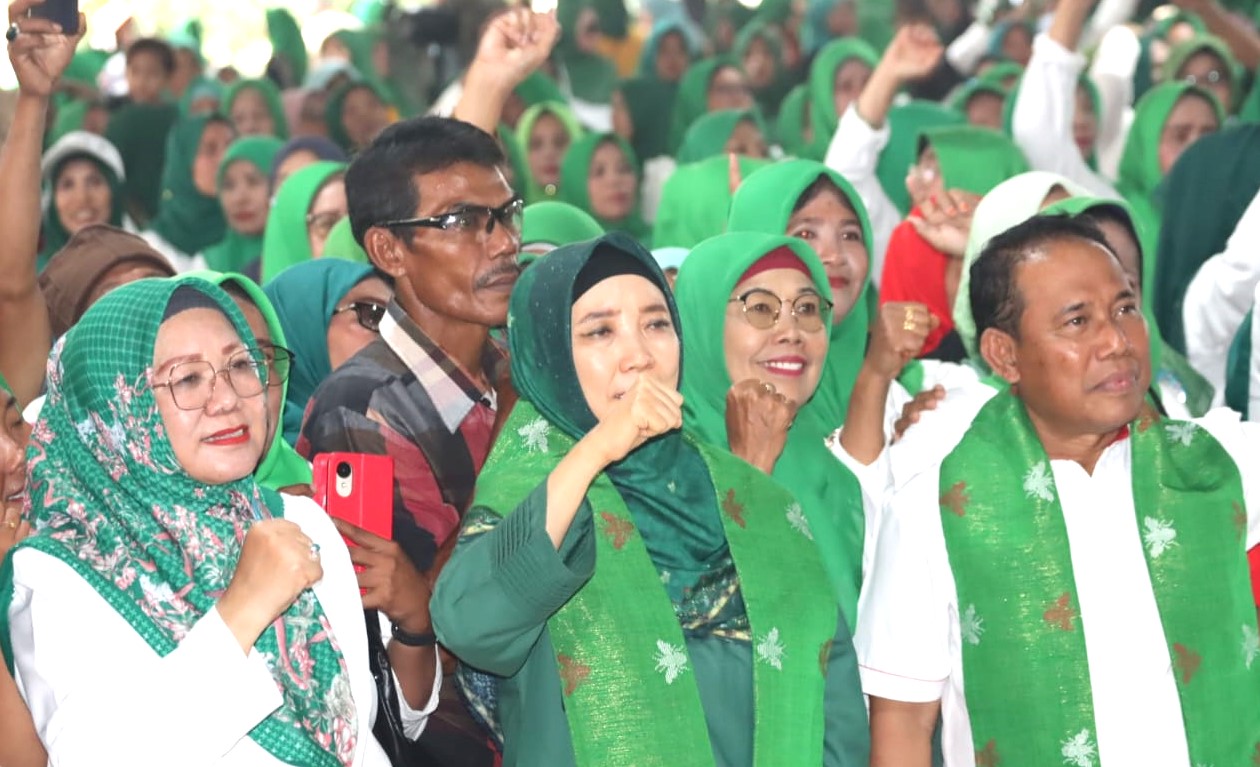 Ribuan massa relawan pasangan Rohmi - Firin wilayah KSB, nampak menyemut di kawasan KTC Taliwang, Sumbawa