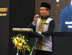 Badan publik yang telah dan belum mendapatkan predikat informatif agar berkomitmen mengimplementasikan keterbukaan informasi pelayanan masyarakat