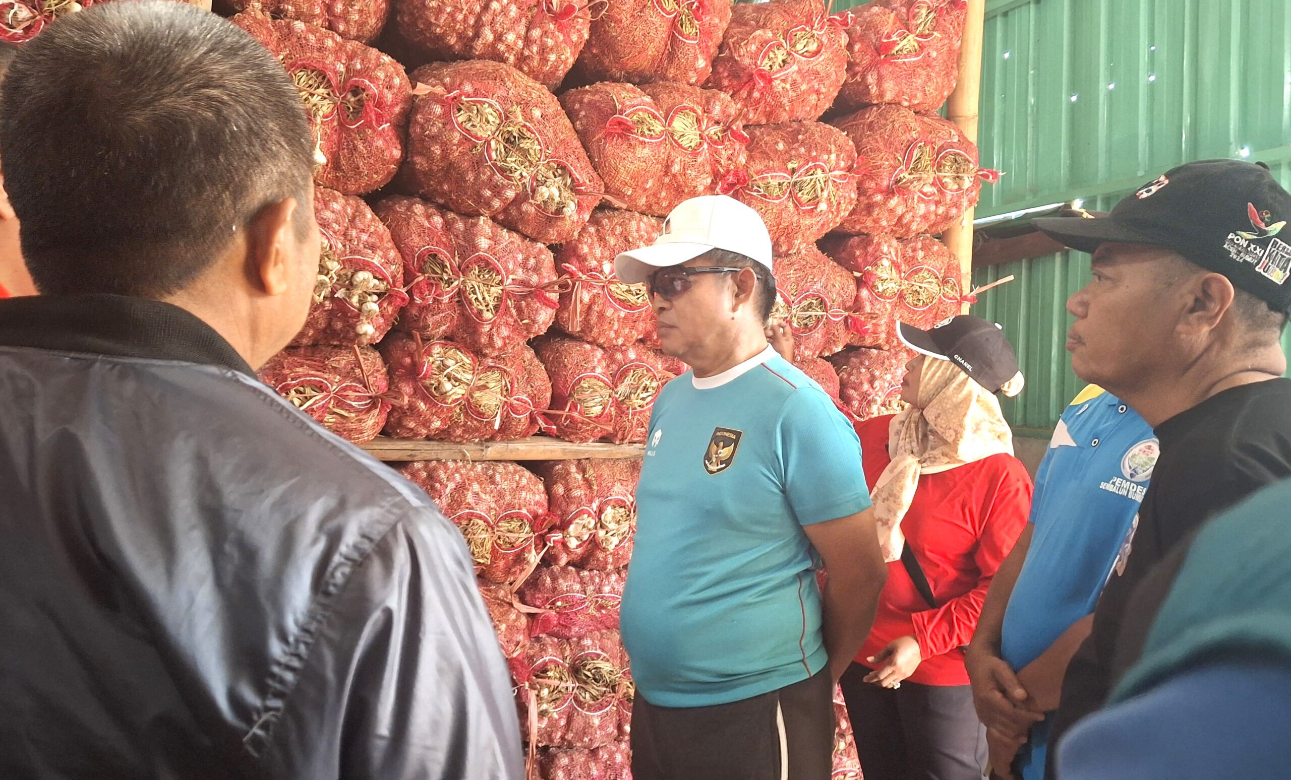 Pj Gubernur melihat stok bawang putih yang dihasilkan oleh kelompok tani