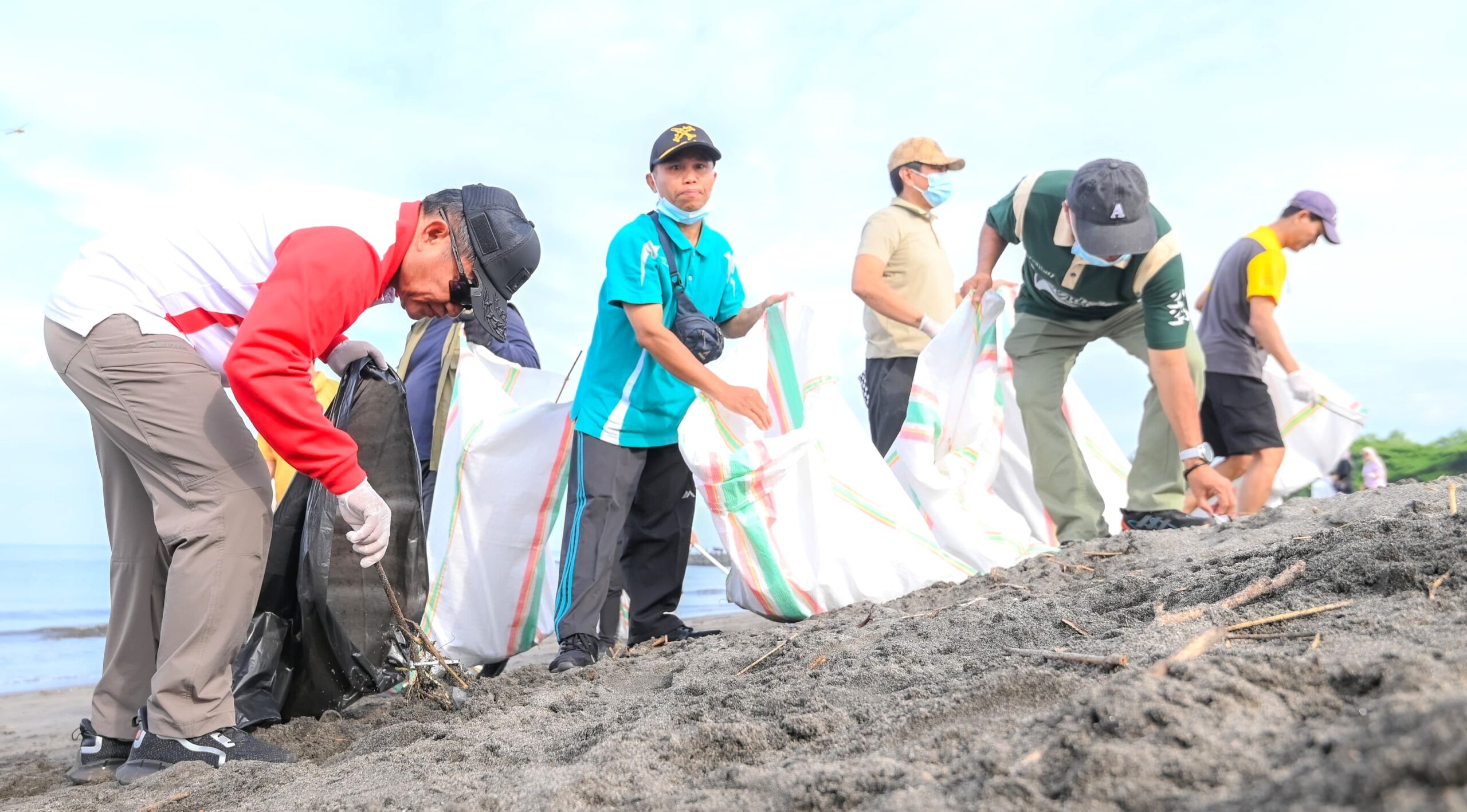 aksi bersih pantai menjawab persoalan sampah tidak dapat diselesaikan hanya dengan aksi sporadis