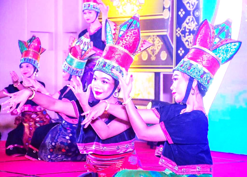 Menyertai pembukaan itu, dalam acara jamuan makan malam penyambutan ke 38 delegasi dirancang dengan menghadirkan penampilan tiga tarian tradisional khas NTB