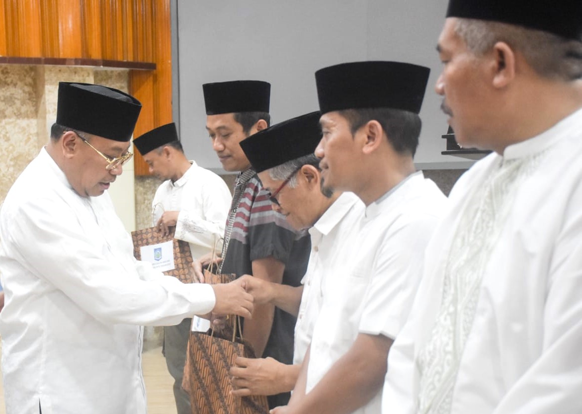 Lalu Gita Ariadi, melakukan pelepasan keberangkatan jemaah calon haji lingkup Aparatur Sipil Negara (ASN) Pemprov NTB