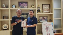Senandika adalah istilah dalam sastra dan teater yang merujuk pada monolog atau dialog yang dilakukan oleh seorang karakter dengan dirinya sendiri