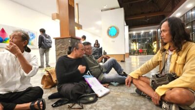 Mantra Ardhana bersama perupa dalam pameran solo visual art