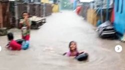 Banjir merendam puluhan rumah warga di Desa Monggo dan Ncandi.