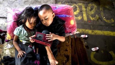 Anak-anak yang berusia 13 sampai 16 tahun dapat mengakses dengan syarat dan pendampingan orangtua