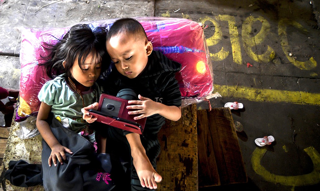 Anak-anak yang berusia 13 sampai 16 tahun dapat mengakses dengan syarat dan pendampingan orangtua