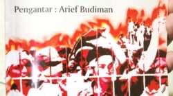 Tulisan-tulisannya dalam Catatan Perlawanan ini justru sering berbisik