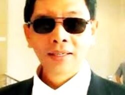 Para cendekiawan, termasuk mahasiswa, perlawanan tidak harus dengan cara frontal melalui teriakan