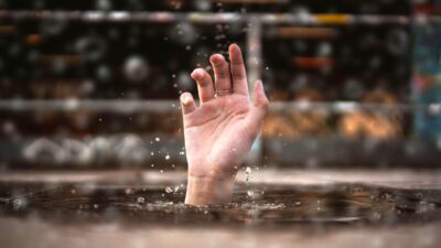 Bocah yang terseret arus di saluran drainase ditemukan tersangkut di Pulau Moyo