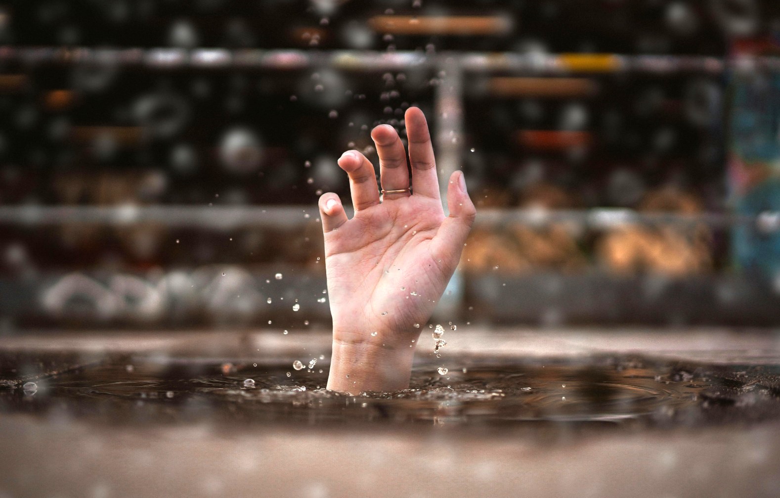 Bocah yang terseret arus di saluran drainase ditemukan tersangkut di Pulau Moyo