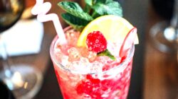 es buah. Selain buahnya yang mengandung gula alami, biasanya ditambah dengan gula cair, sirup, dan kental manis