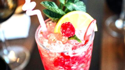 es buah. Selain buahnya yang mengandung gula alami, biasanya ditambah dengan gula cair, sirup, dan kental manis